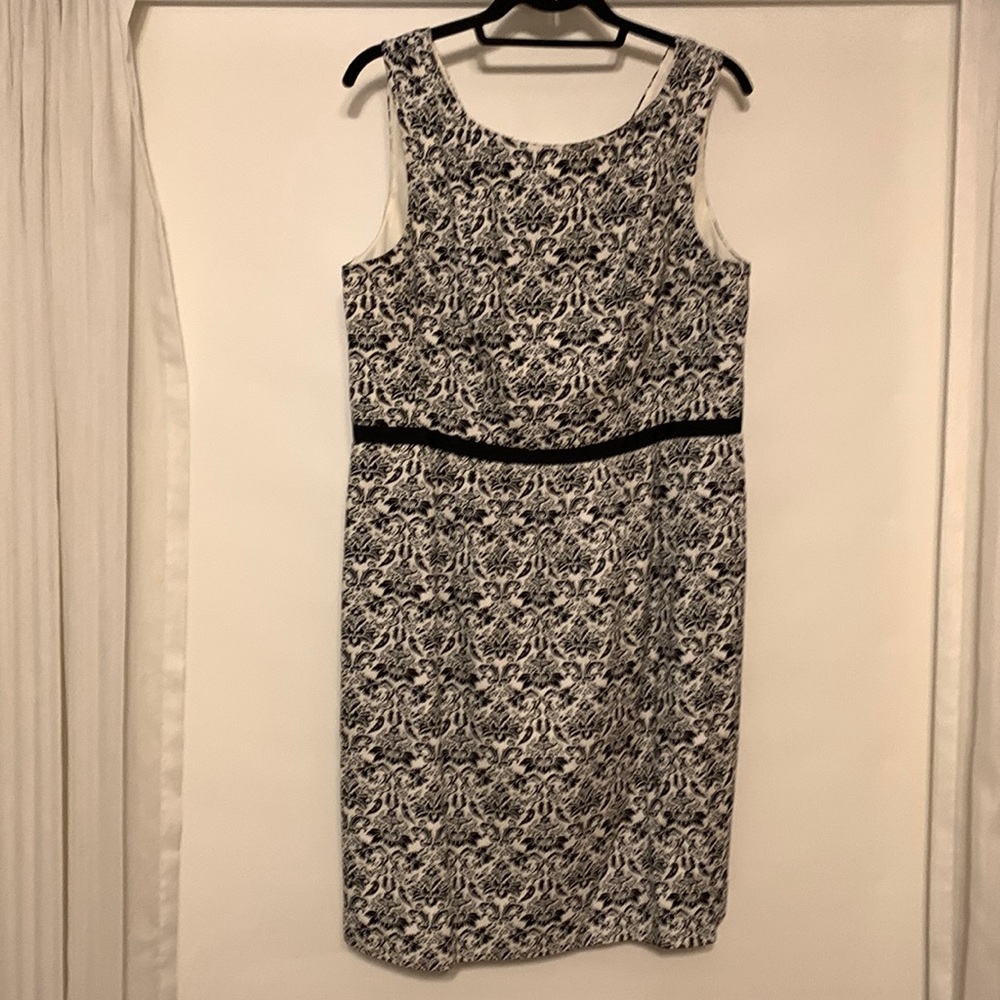Black and white cocktail dress with pockets!